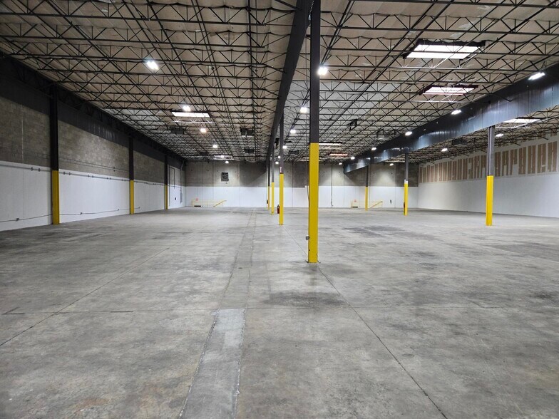 More Photos Of 2900 Titan Row, Orlando Warehouse For Lease