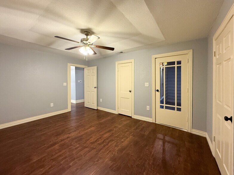 More Photos Of 211 Second St, Denton Flex For Sale