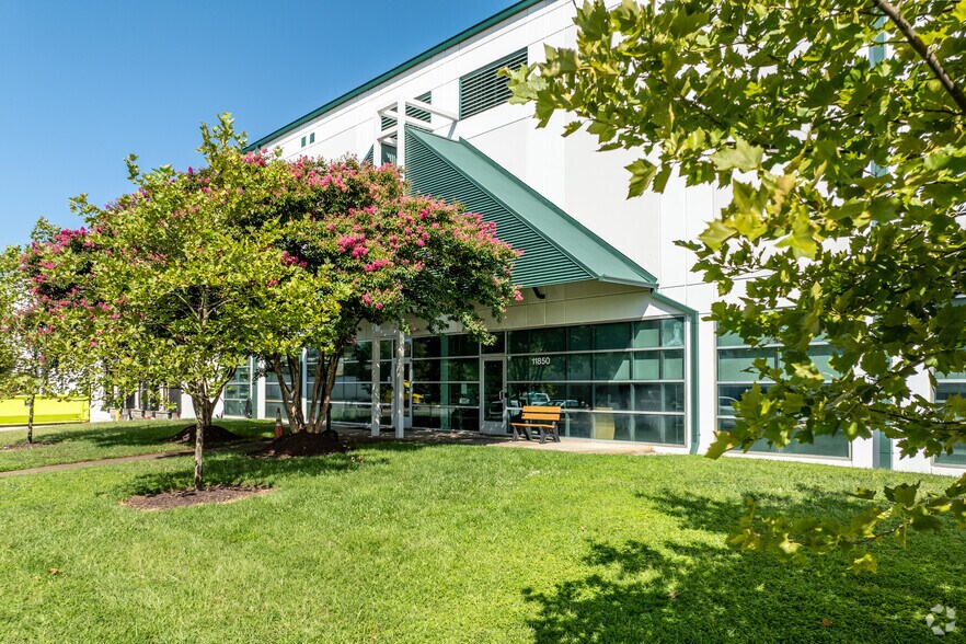 More Photos Of 11800-11900 N Lakeridge Pky, Ashland Distribution For Lease