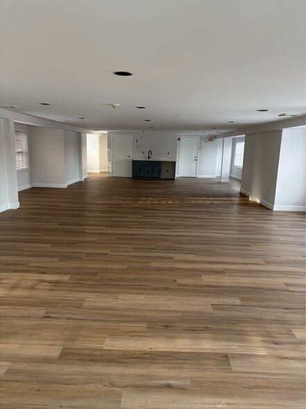 More Photos Of 205 W River Rd, Hooksett Storefront Retail Office For Lease