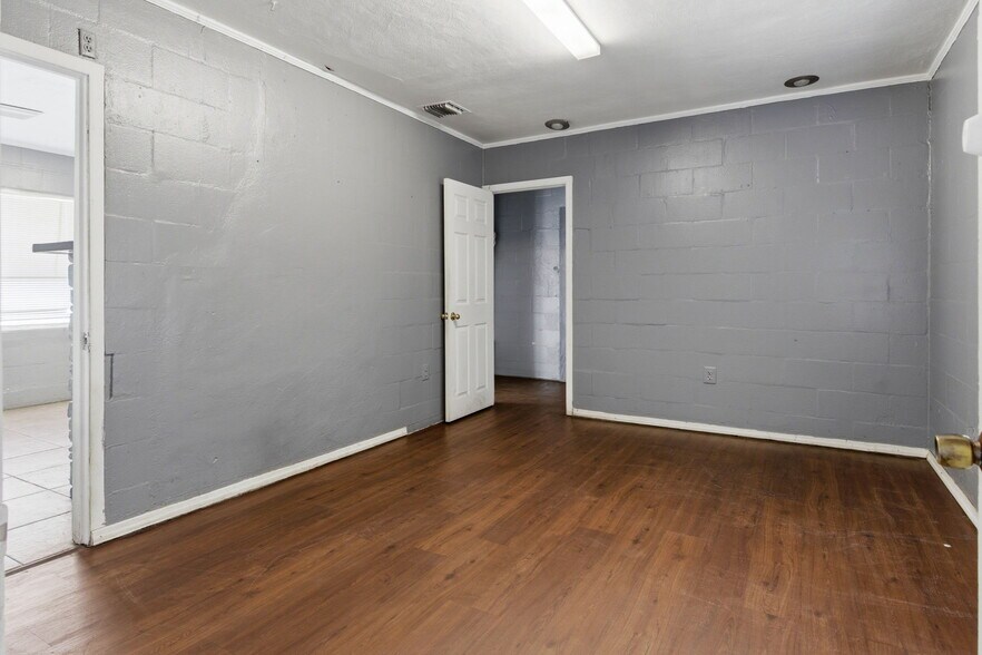 More Photos Of 8710 E Colonial Dr, Orlando Auto Dealership For Lease