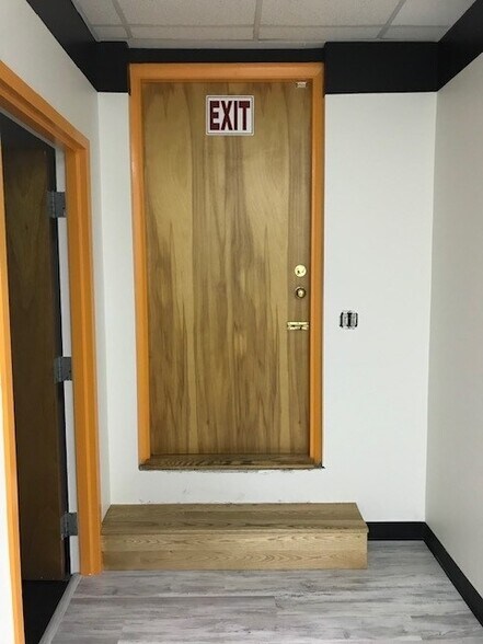 More Photos Of 500-502 Main St, Waltham Storefront Retail Residential For Lease