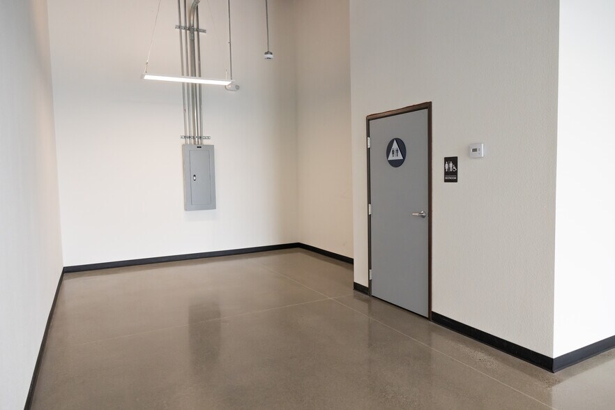 More Photos Of 390 Bicentennial Cir, Sacramento Freestanding For Lease