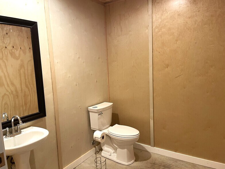 More Photos Of 5000 Gholson Rd, Waco Warehouse For Lease