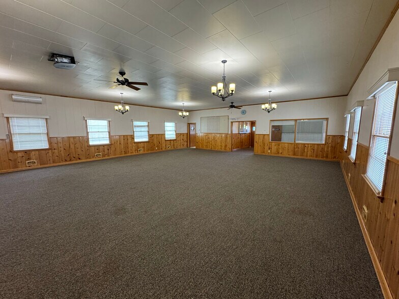 More Photos Of 402 S 7th St E, Riverton Flex For Sale