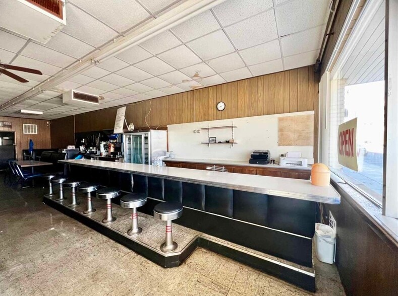 More Photos Of 221 S Main St, Blackwell Restaurant For Sale