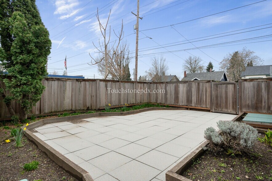 More Photos Of 685 Portland Ave, Gladstone Medical For Lease