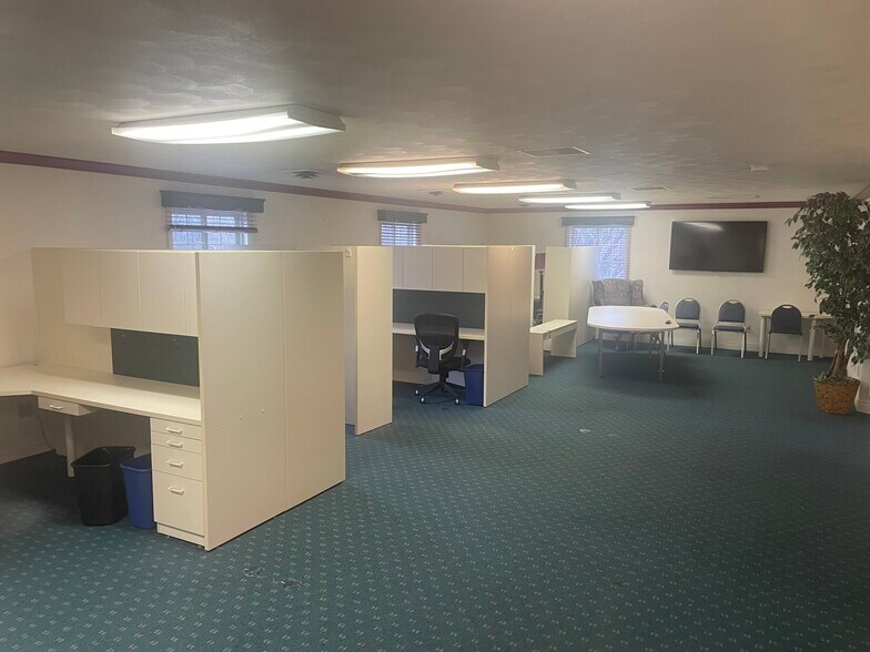 More Photos Of 630 S Green Bay Rd, Neenah Office For Lease