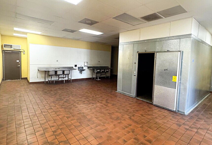 More Photos Of 4304-4324 Cochran St, Simi Valley Freestanding For Lease