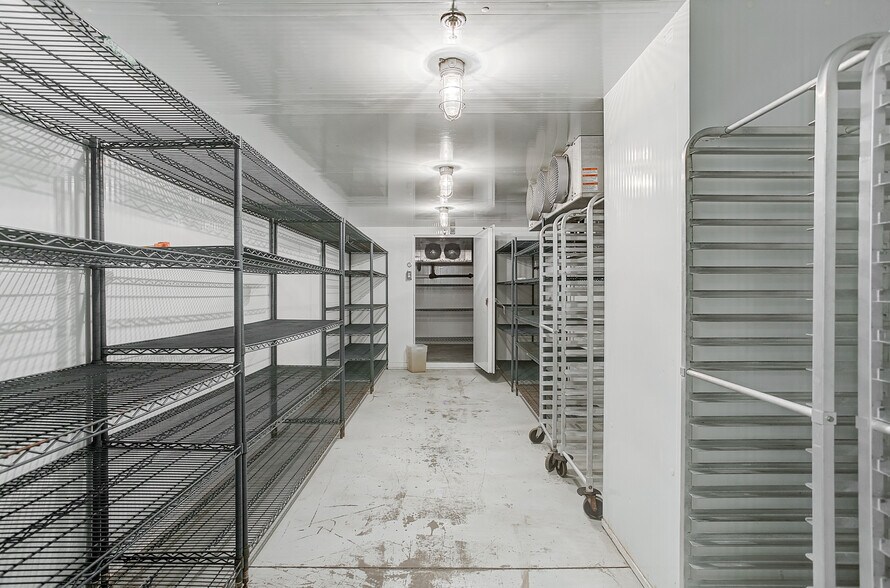 More Photos Of 22 Rue Ste-Catherine E, Montréal Office For Sale