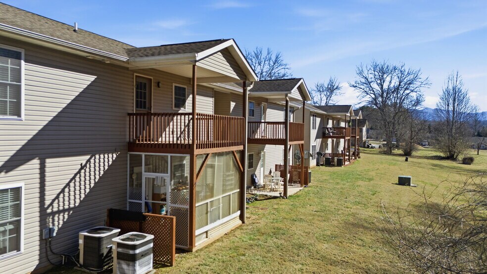 More Photos Of 520 Baird Cove Rd, Franklin Apartments For Sale