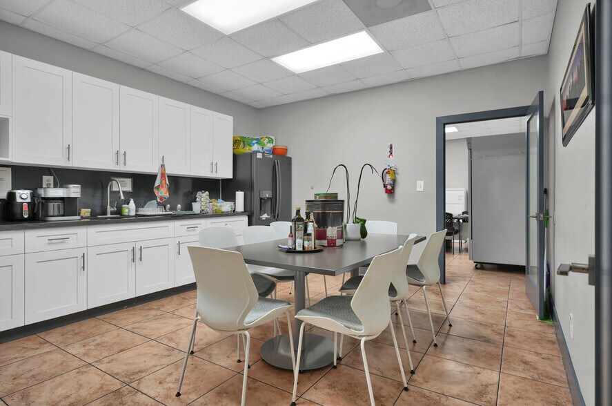 More Photos Of 8111-8119 NW 33rd St, Miami Warehouse For Sale