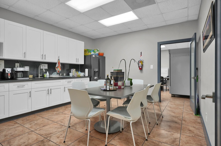 More Photos Of 8111-8119 NW 33rd St, Miami Warehouse For Sale
