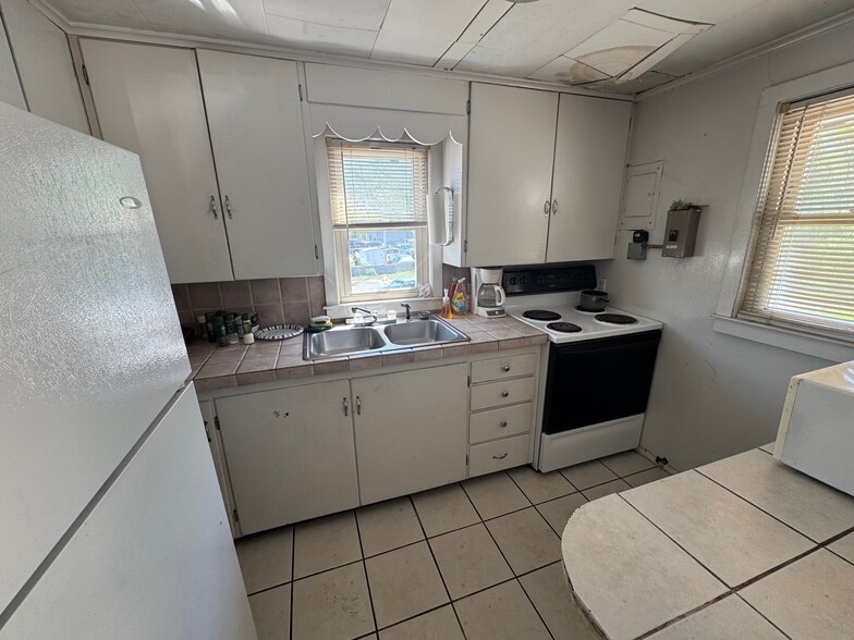 More Photos Of 14901 E Us Highway 40, Kansas City Auto Repair For Sale