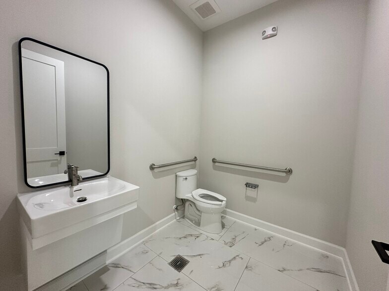 More Photos Of 1325 Main St, Katy Medical For Lease