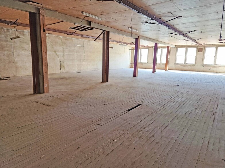 More Photos Of 333-341 W Commerce St, San Antonio Storefront For Lease