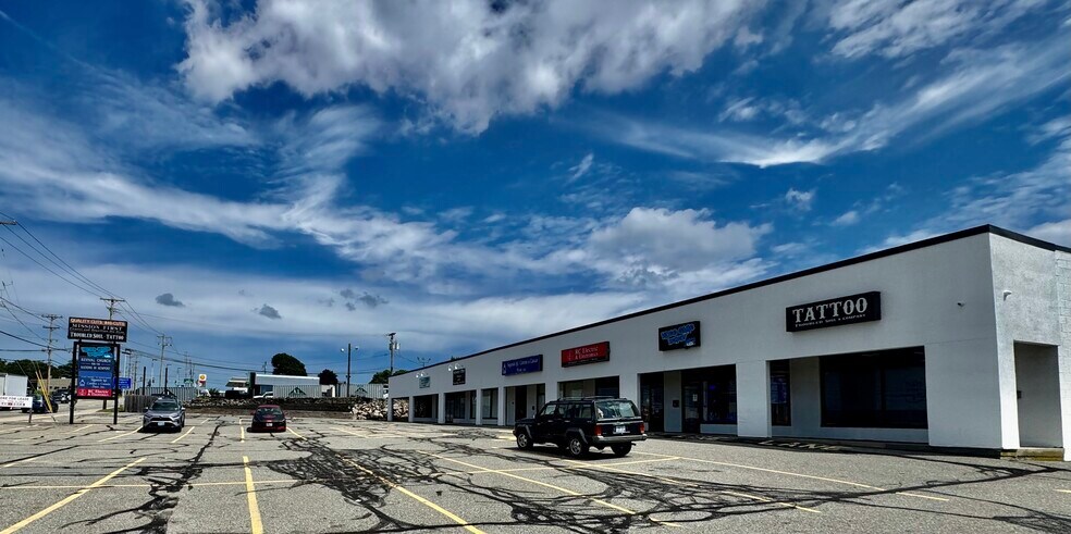 More Photos Of 999 W Main Rd, Middletown Storefront For Lease