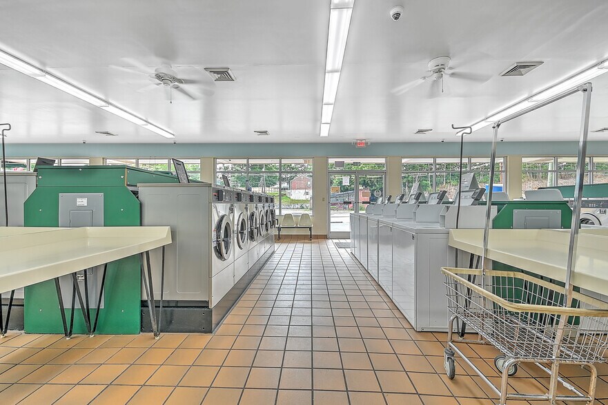 More Photos Of 245 Gate City Hwy, Bristol General Retail For Sale