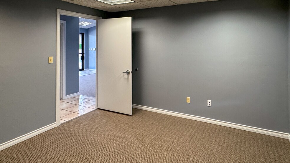 More Photos Of 1525 Common Dr, El Paso Flex For Lease