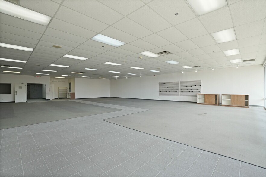 More Photos Of 1100 McArthur Rd, Jeffersonville Light Distribution For Lease