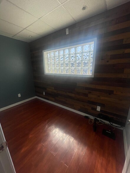 More Photos Of 107 N 6th St, Camden Office Residential For Lease