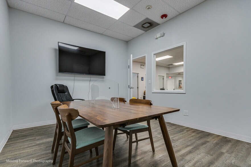 More Photos Of 1340 Louis Ave, Elk Grove Village Warehouse For Lease