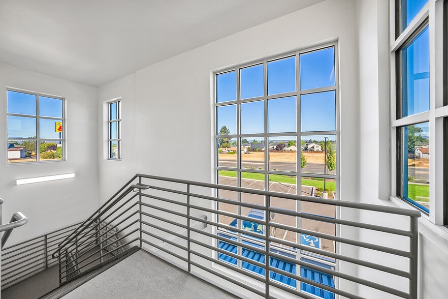 More Photos Of 4801 Biddle Rd, Central Point Office For Lease