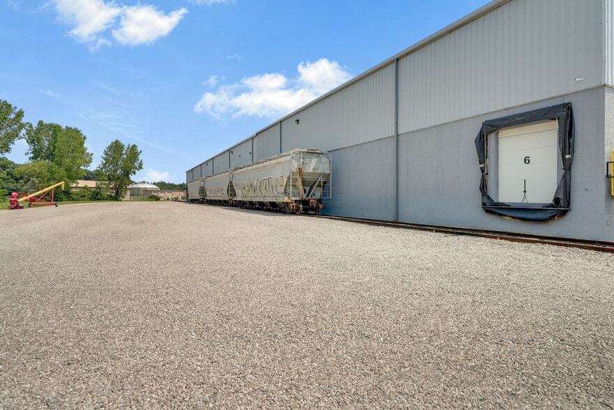 More Photos Of 400 Great Lakes Pky, Bellevue Warehouse For Sale