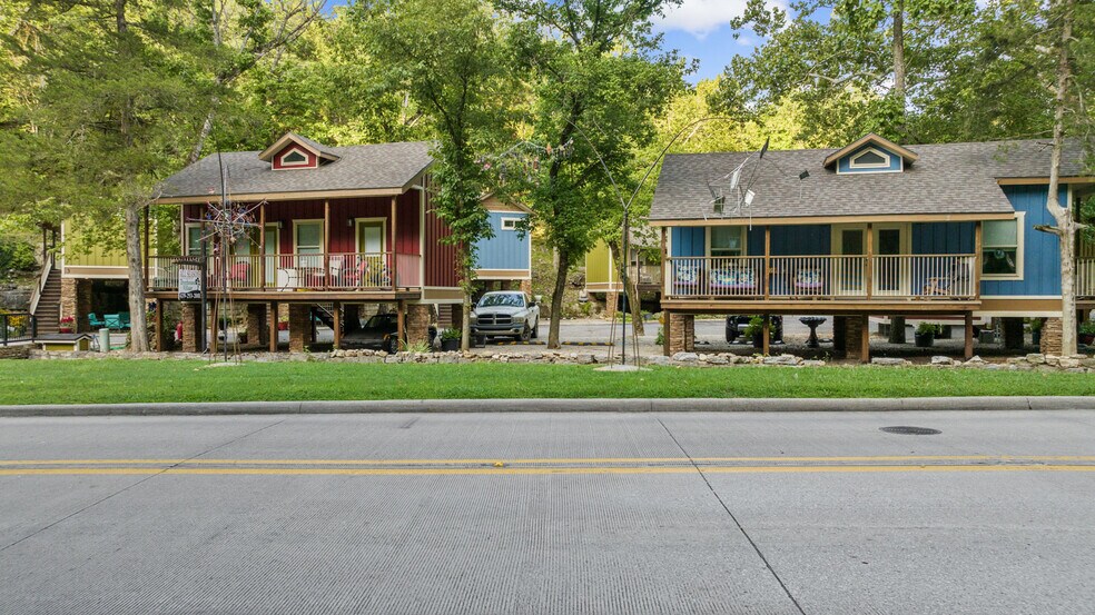 More Photos Of 275 N Main St, Eureka Springs Hotel For Sale