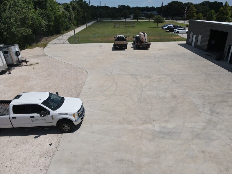 More Photos Of 17130 Groeschke Rd, Houston Warehouse For Lease