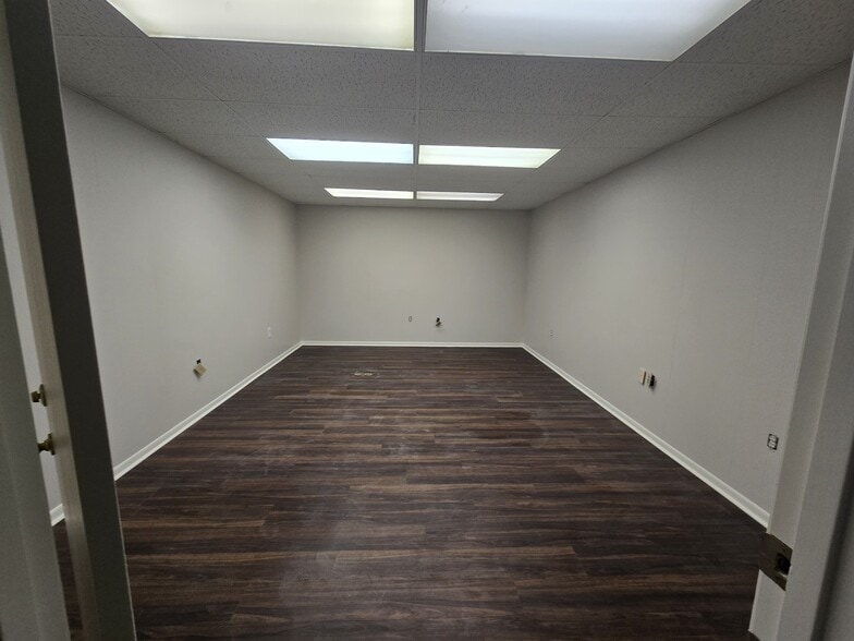 More Photos Of 104-108 S Main St, Victoria Office For Lease