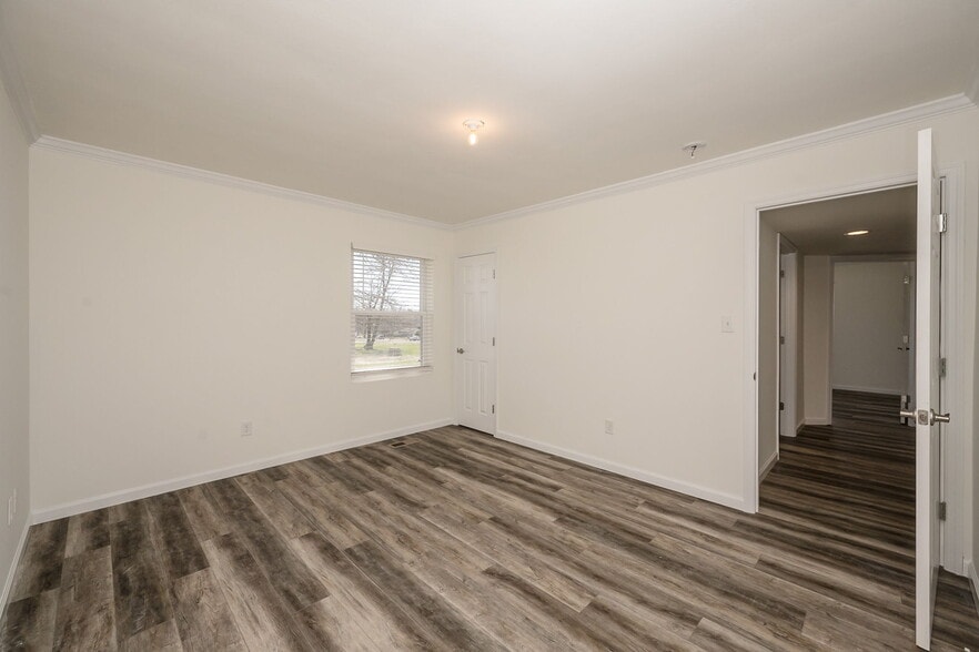 More Photos Of 302 S Lincoln Dr, Troy Office For Lease