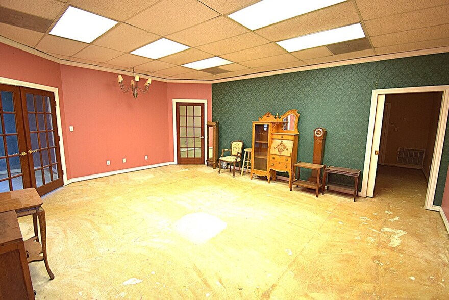 More Photos Of 1001 E Cedar Creek Pky, Seven Points Office For Sale