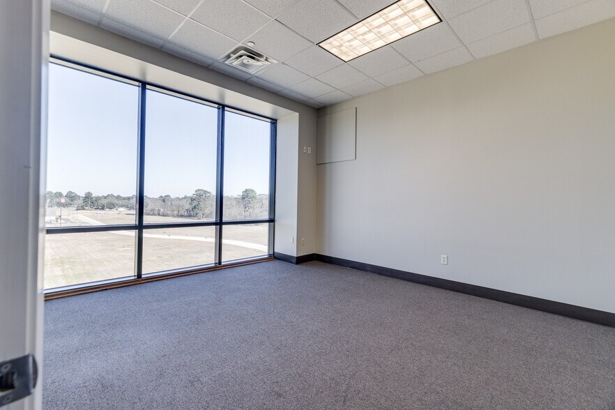 More Photos Of 2500 N 7th St, West Monroe Office For Lease