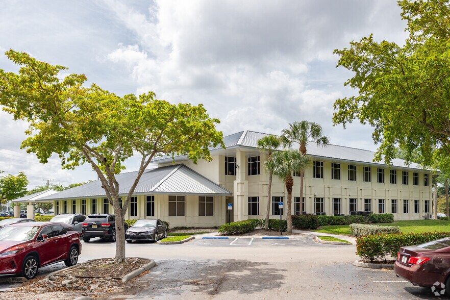 Primary Photo Of 681 Goodlette Rd N, Naples Medical For Sale