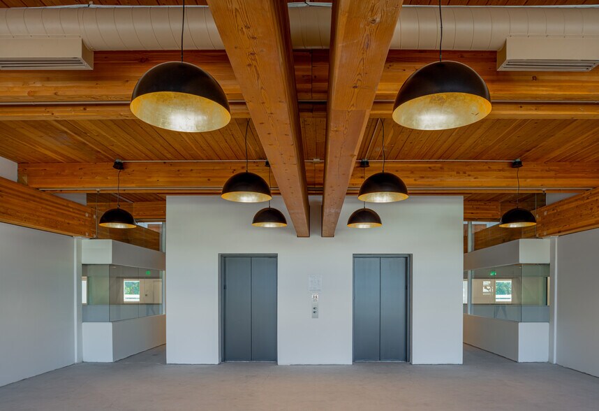 More Photos Of 4444 W Lakeside Dr, Burbank Office For Lease
