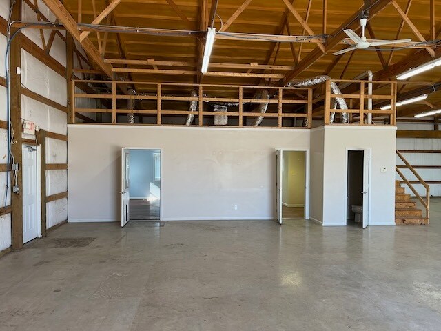 More Photos Of 3222 Commerce Dr, Newburgh Warehouse For Lease