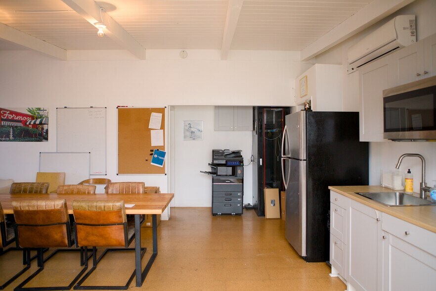 More Photos Of 10939 Venice Blvd, Los Angeles Bar For Sale