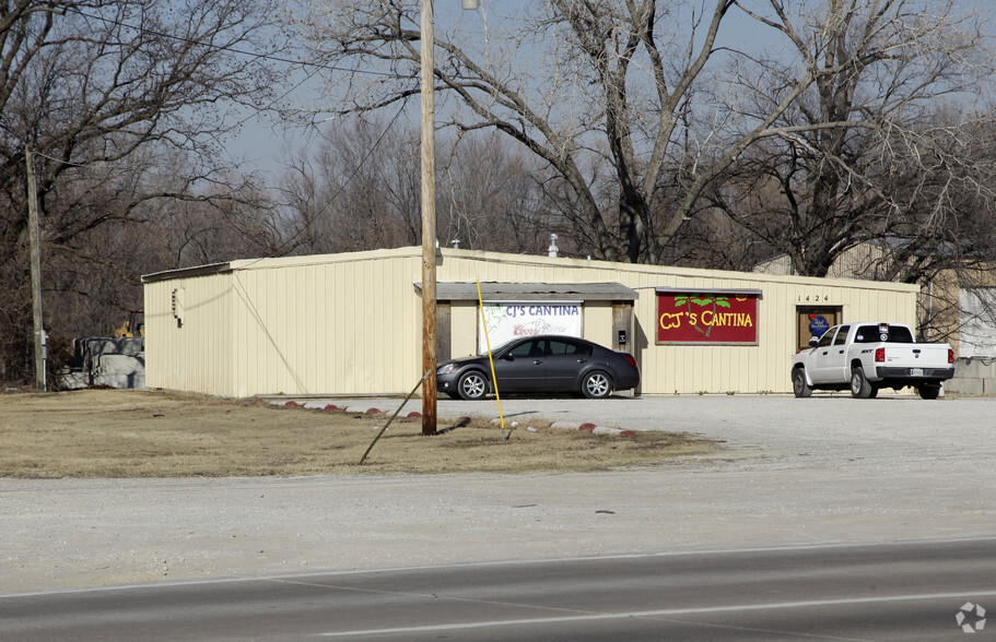 Primary Photo Of 1424 Tuxedo Blvd, Bartlesville Bar For Lease