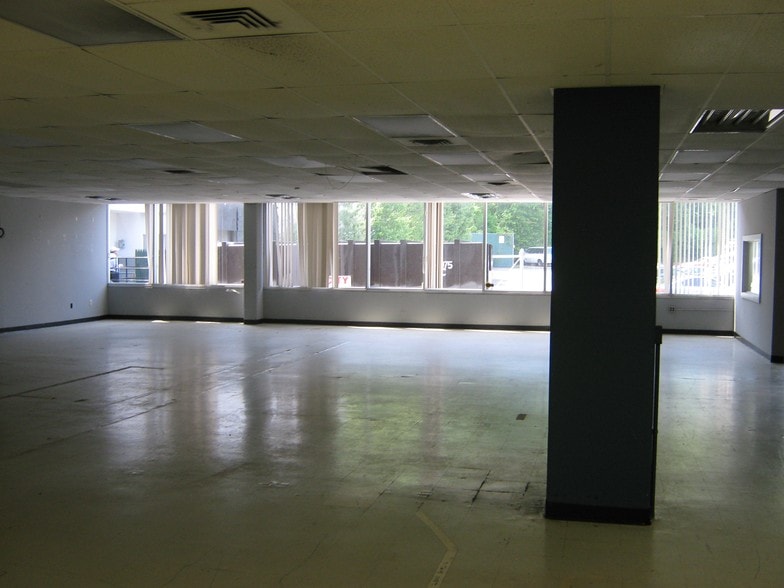 More Photos Of 76 Progress Dr, Stamford Research And Development For Lease