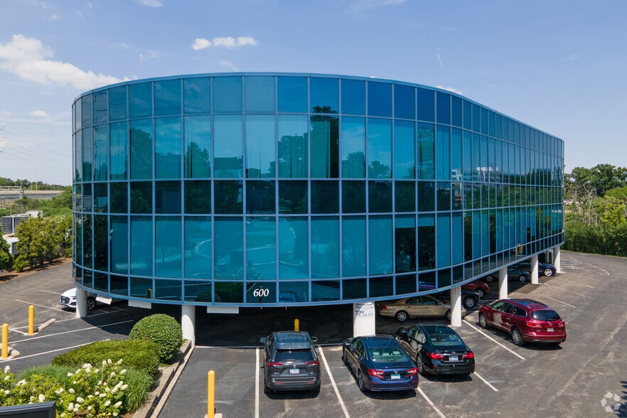 Primary Photo Of 600 Enterprise Dr, Oak Brook Medical For Lease
