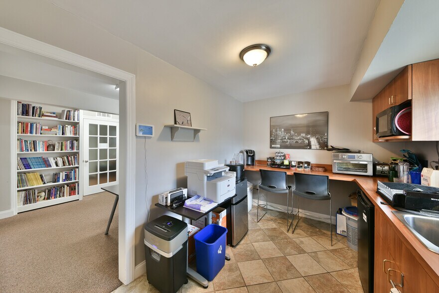 More Photos Of 12 E Mill Rd, Flourtown Medical For Lease