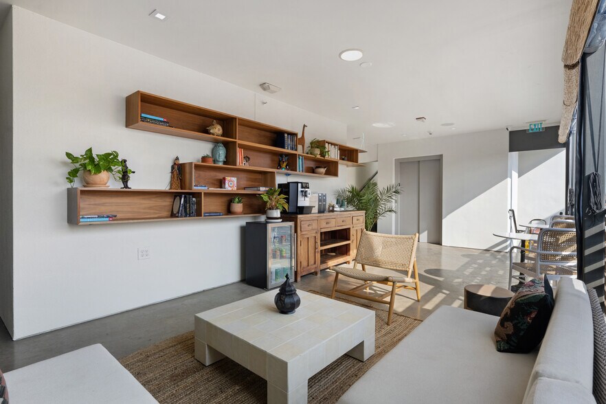 More Photos Of 1123 E 11th St, Austin Hotel For Sale