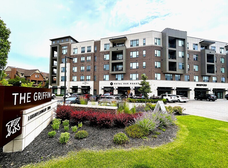 Primary Photo Of 25090 Woodward Ave, Royal Oak Apartments For Lease