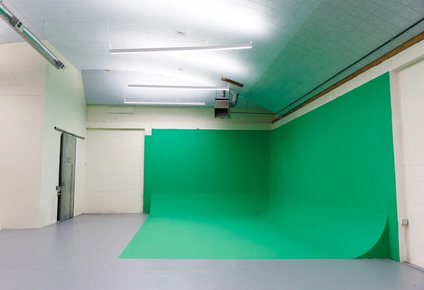 More Photos Of 560 4th St, San Francisco Showroom For Lease