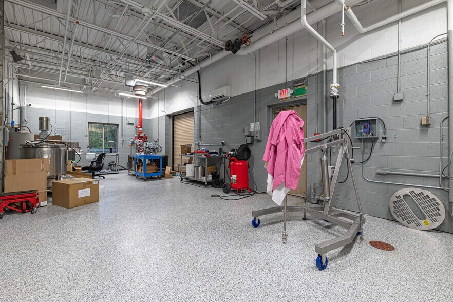 More Photos Of 3020 E River Rd, Moraine Warehouse For Lease