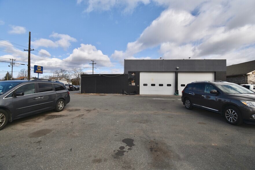 More Photos Of 927 Boston Rd, Springfield Auto Repair For Lease