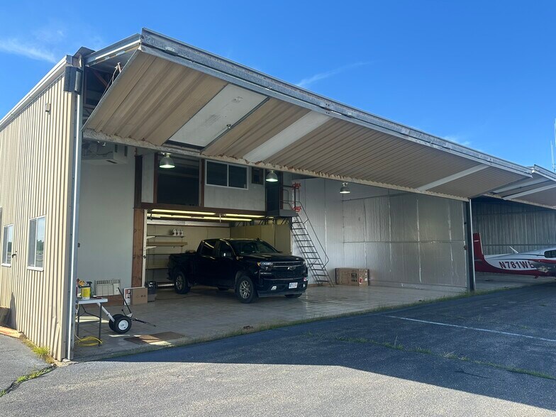 More Photos Of 10 Hangar Rd, Vineyard Haven Warehouse For Lease