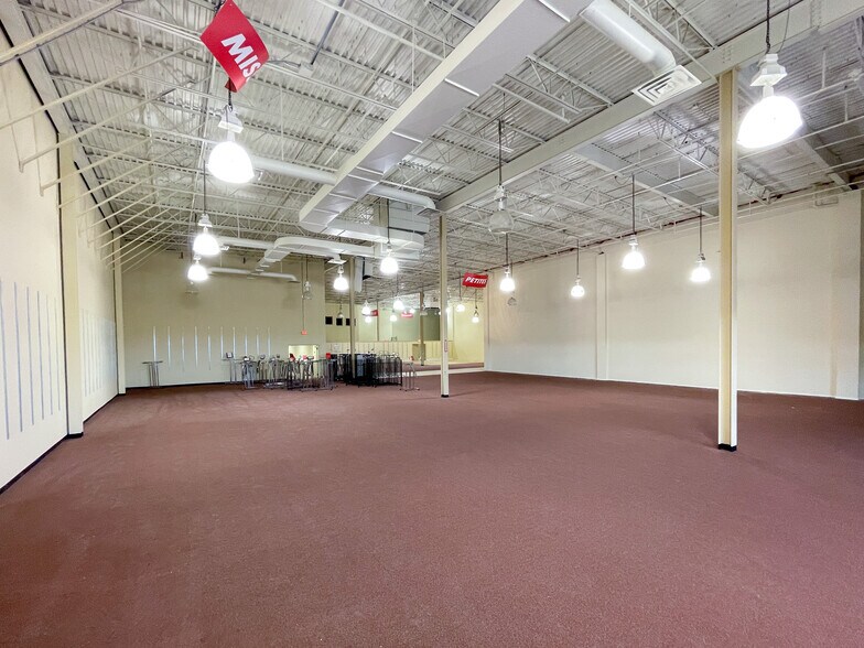 More Photos Of 8600-8604 W Brown Deer Rd, Milwaukee General Retail For Sale