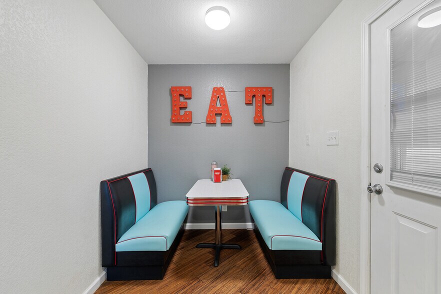 More Photos Of 101 Rolling Hills Rd, Blanco Specialty For Sale